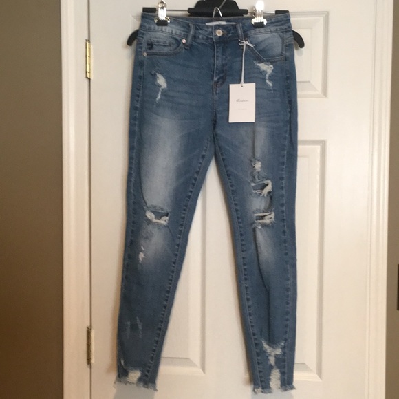 Host Pick 🥇 Cropped Distressed Skinny Jeans - Picture 8 of 8